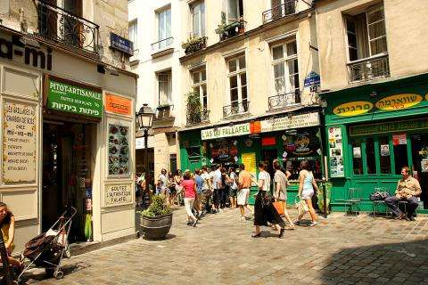 The Rue des Rosiers; a vibrant, gourmet-friendly and fashionable street