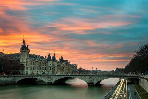 Strolling over the bridges of Paris